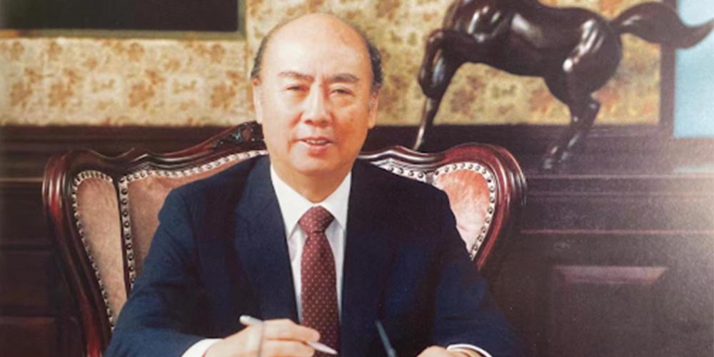 Sosok pengusaha besar era Orde Baru yang dikenal dekat dengan Presiden Soeharto. Kemitraannya menjadi fondasi konglomerasi terbesar di Indonesia, sebelum akhirnya retak karena sebuah insiden sepele.