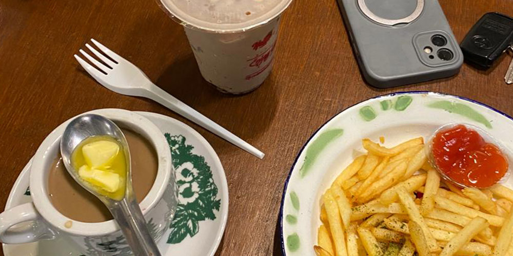 Secangkir kopi, sepiring kentang goreng, dan obrolan santai jadi ritual kecil anak muda menikmati waktu &mdash; kadang, dari sini juga lahir ide besar tentang hidup sadar.