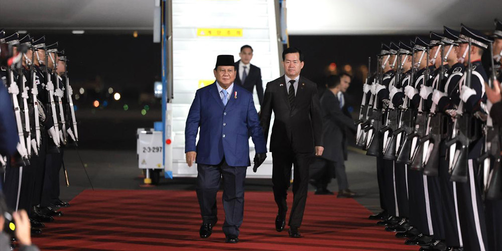 Presiden Prabowo Subianto tiba di Gimhae Airbase, Busan, Korea Selatan, Kamis (30/10/2025) malam, jelang KTT APEC 2025.