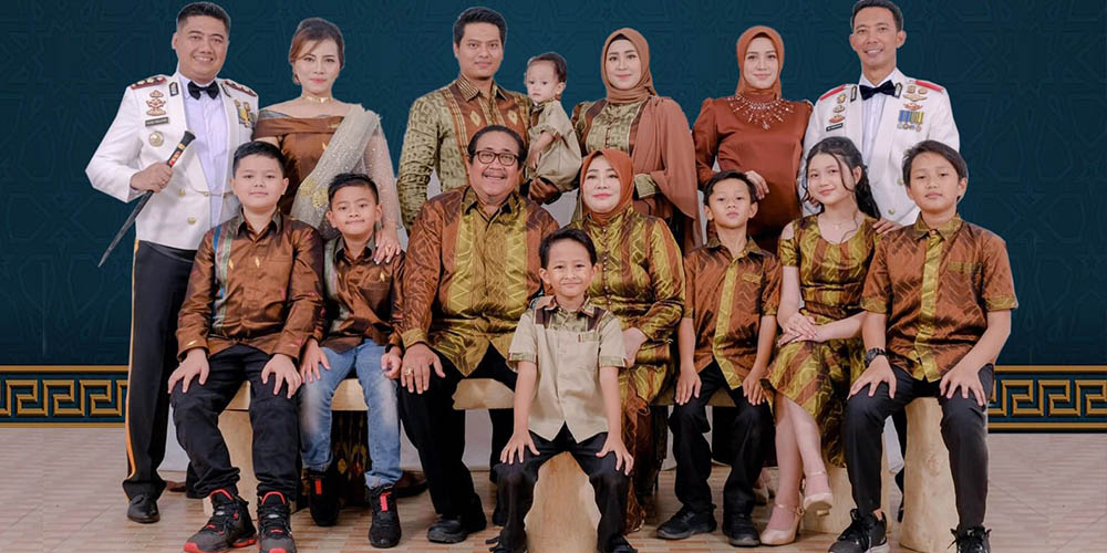 Soedjarwoto Tjondronegoro bersama keluarga besar dalam potret kebersamaan yang hangat dan penuh makna.