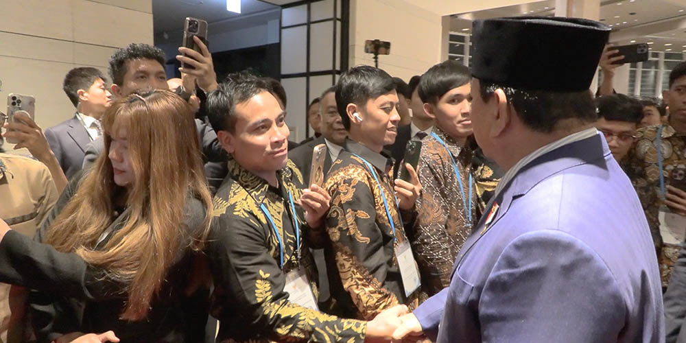 Prabowo Subianto menyapa pekerja migran Indonesia di sela KTT APEC 2025 di Gyeongju, Korea Selatan.