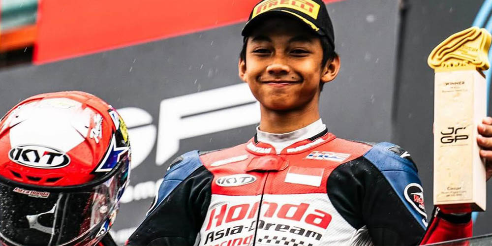 Kiandra Ramadhipa mengangkat trofi kemenangan usai menjuarai race pertama European Talent Cup Catalunya 2025. Start dari posisi 24, ia sukses bikin sejarah untuk Indonesia