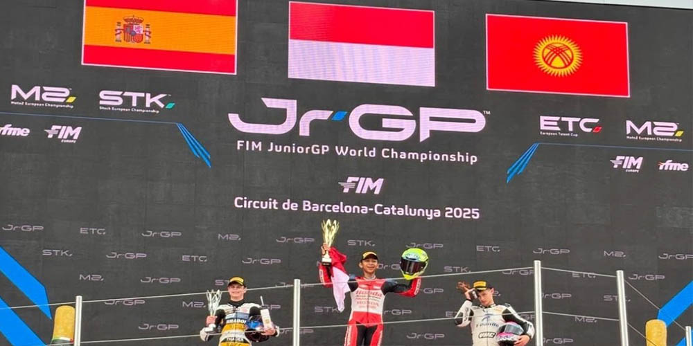 Kiandra Ramadhipa berdiri gagah di podium tertinggi bersama Carlos Cano (Spanyol) dan Amirbek Uulu (Kirgistan), menandai kemenangan bersejarah Indonesia di kancah balap Eropa