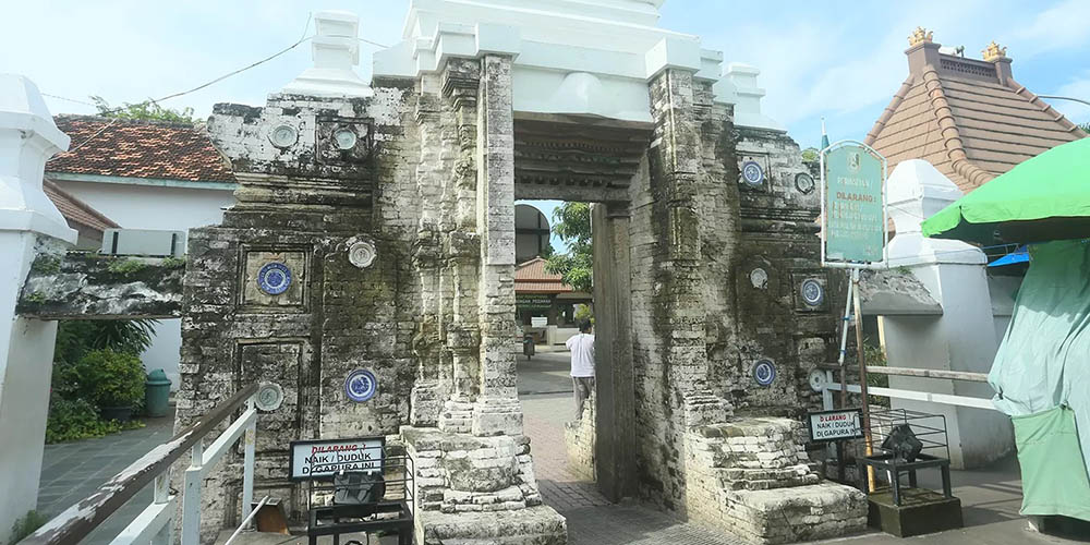 Gerbang paduraksa kuno di kompleks Makam Sunan Bonang, Tuban &mdash; salah satu situs bersejarah penting yang selama ini masih dikurasi oleh BPK Wilayah XI Mojokerto.