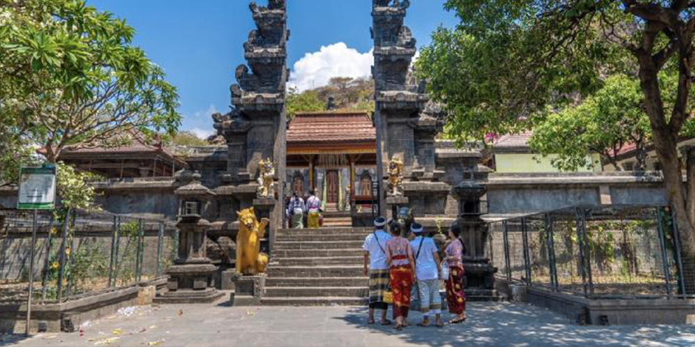 Suasana pura di Desa Pemuteran, simbol harmoni budaya dan alam.