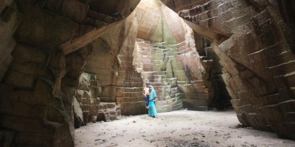 Bagian dalam Goa Suci Tuban, situs peninggalan kuno yang dipahat langsung di tebing batu kapur. Tempat ini dahulu diyakini sebagai lokasi pertapaan para wali dan tokoh spiritual masa lampau.