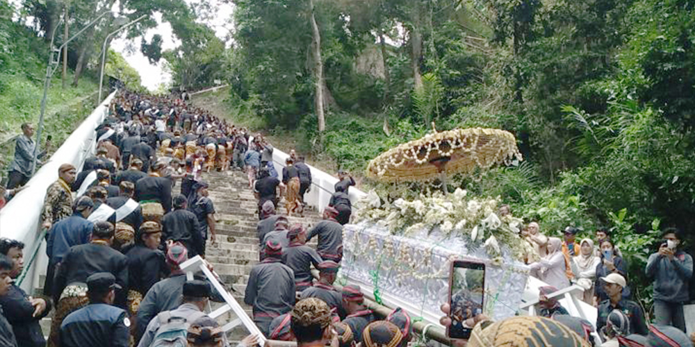 Lautan manusia memenuhi tangga menuju Pajimatan Imogiri, mengiringi perjalanan terakhir Sri Susuhunan Pakubuwono XIII menuju tempat peristirahatan abadi di antara para leluhurnya.