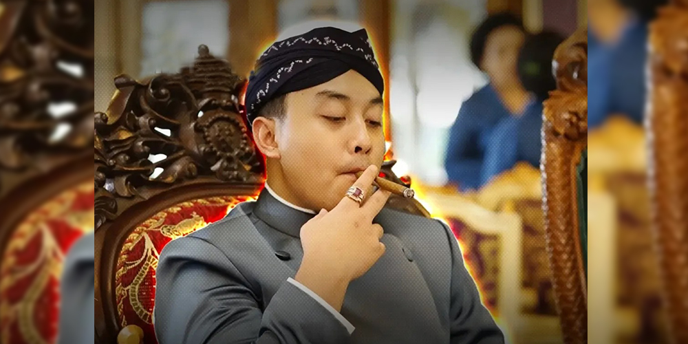 Seorang bangsawan muda duduk di singgasana Keraton Surakarta. Generasi baru kini membawa warna modern dalam tradisi Jawa yang berakar kuat.
