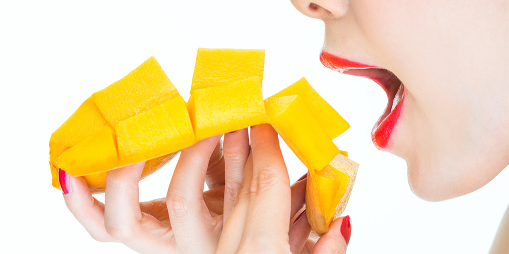Aroma segar dan rasa manis mangga selalu jadi godaan saat musim panen tiba. Nikmati secukupnya agar manisnya tak berubah getir.