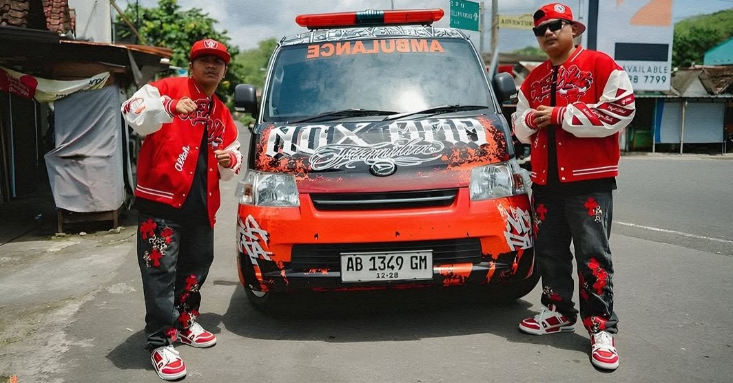 Duo grup musik asal Bantul, NDX AKA, berpose di depan ambulans gratis yang mereka sediakan untuk masyarakat Imogiri, Bantul. Inisiatif ini merupakan kegiatan sosial hasil dana konser yang disisihkan