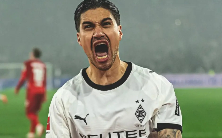 ekspresi Kevin Diks saat berhasil membobol gawang lawan lewat tendangan pinalti. Ini adalah debut golnya setelah beberapa bulan bergabung dengan Borrusia Monchengladbach