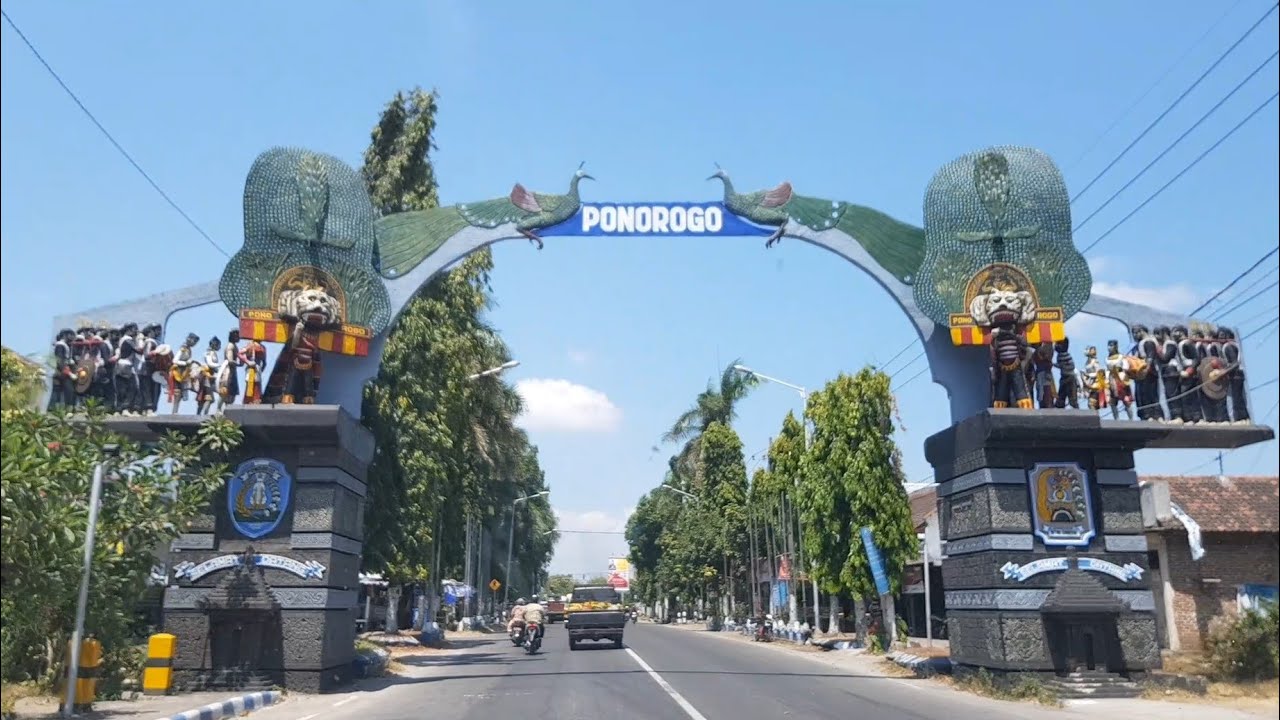 Gapura pintu masuk kota ponorogo dengan monumen patung reog dan burung merak