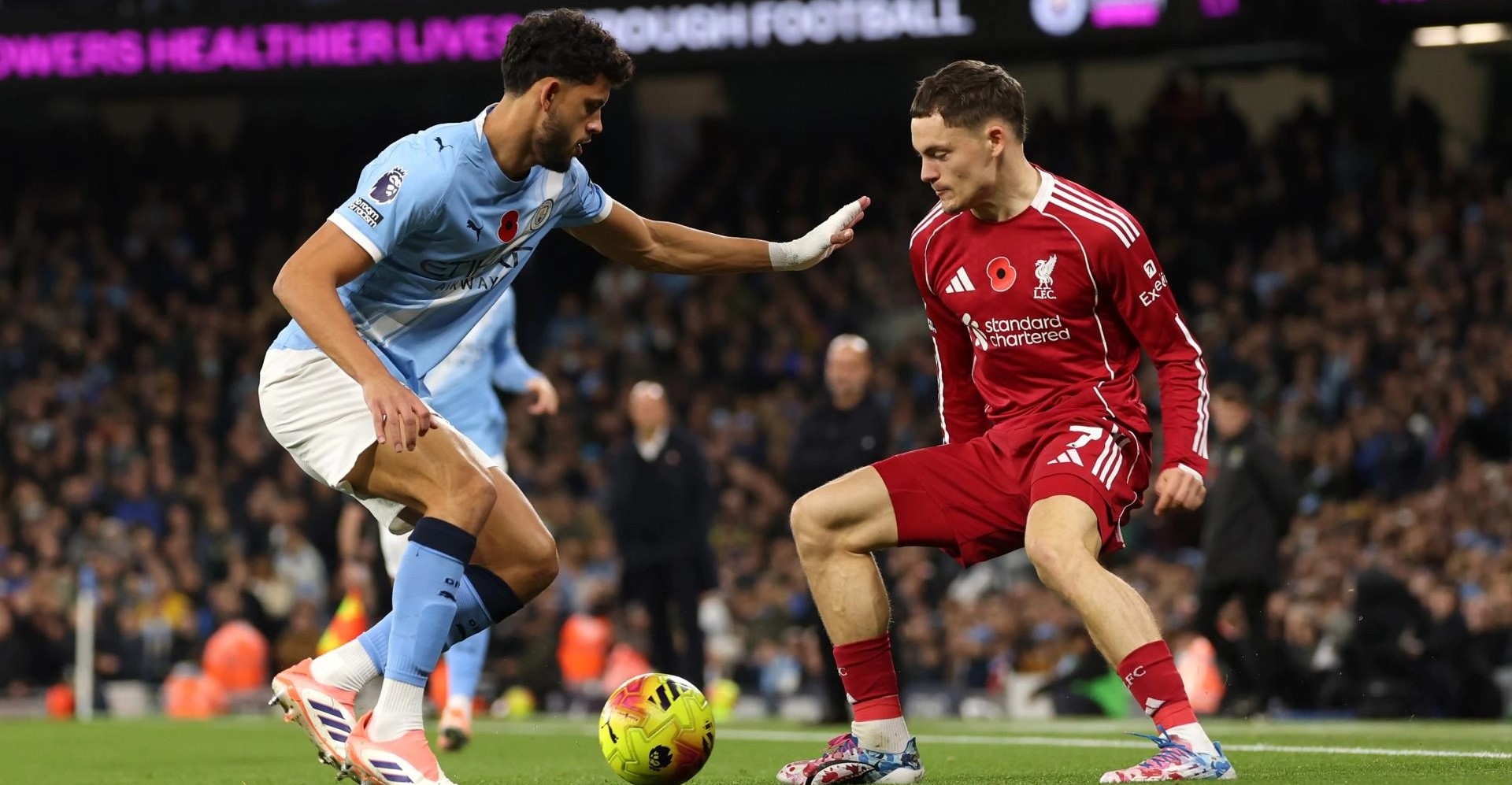 Duel ketat antara pemain Liverpool dan Manchester City dalam laga Premier League di Etihad Stadium, Sabtu (9/11/2025). City tampil dominan sepanjang laga dan menutup pertandingan dengan kemenangan 3&ndash;0