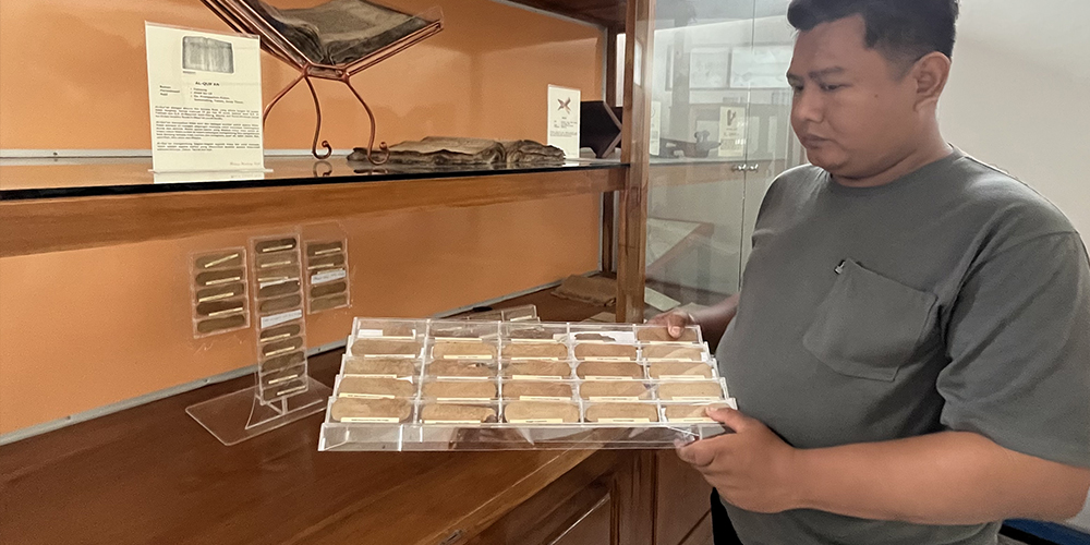 Staf Museum Kambang Putih Tuban memperlihatkan naskah kuno Kita Mangko dari daun lontar berisi ramalan hidup abad ke-18.