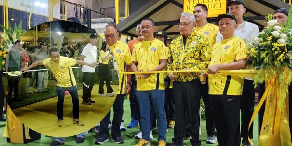 Menteri Investasi/Kepala BKPM Bahlil Lahadalia bersama mantan Menpora Dito Ariotedjo meresmikan lapangan padel &ldquo;Yellow Racquet Club&rdquo; di halaman Kantor DPP Partai Golkar, Jakarta, Minggu (9/11/2025).