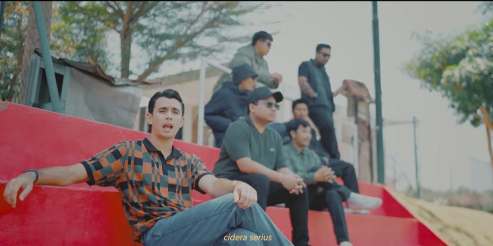 Dari jaga gawang ke jaga nada &mdash; Nadeo Argawinata tampil santai di video klip &ldquo;Cidera Serius&rdquo; bareng Guyon Waton.