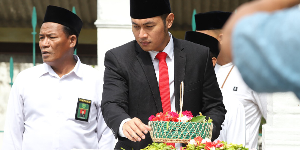 NGALAP BERKAH: Bupati Aditya Halindra Faridzky bersama rombongan ziarah ke makam ulama, leluhur, dan bupati Tuban terdahulu jelang hari jadi ke-732 Tuban, Senin (10/11).