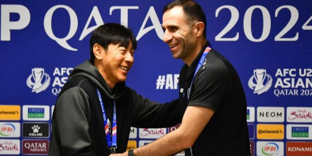 Momen akrab antara Timur Kapadze dan Shin Tae-yong di konferensi pers Piala Asia U-23. Kini, sosok asal Uzbekistan itu dikabarkan siap melanjutkan tongkat estafet kepelatihan Timnas Garuda.