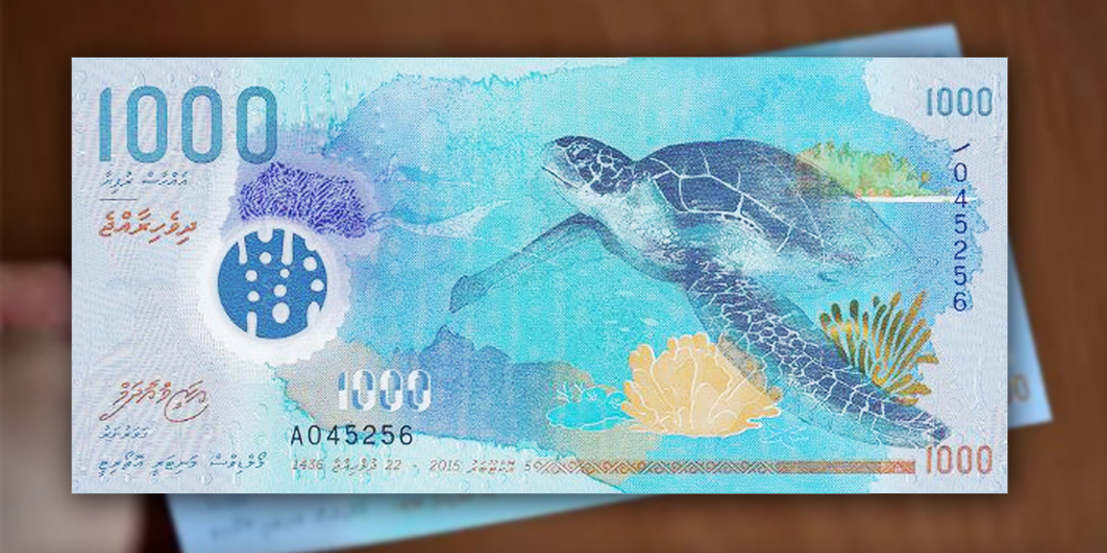 Uang kertas 1.000 rufiyaa dari Maladewa yang terkenal dengan desain lautnya yang menawan, lengkap dengan ilustrasi penyu dan terumbu karang berwarna cerah.