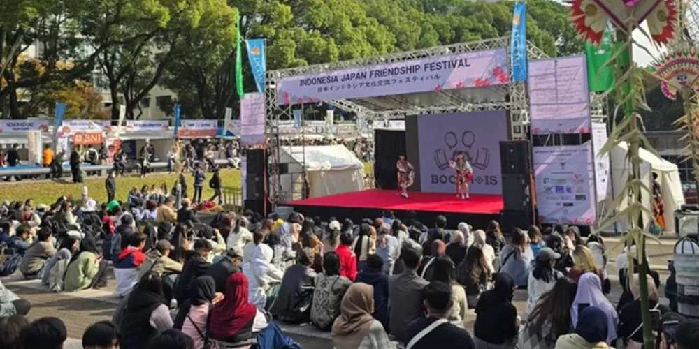Ribuan pengunjung memadati area panggung utama Indonesia&ndash;Japan Friendship Festival 2025 di Hisaya Odori Park, Nagoya, menikmati pertunjukan budaya yang dibawakan komunitas Indonesia.