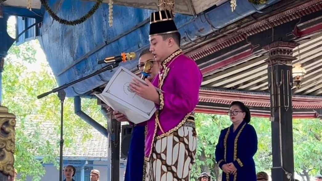 Momen ketika putra mahkota melakukan pembacaan sumpah dan Sabda Dalem dalam prosesi adat di Siti Hinggil Keraton Surakarta, sebagai bagian dari rangkaian penobatan resmi.
