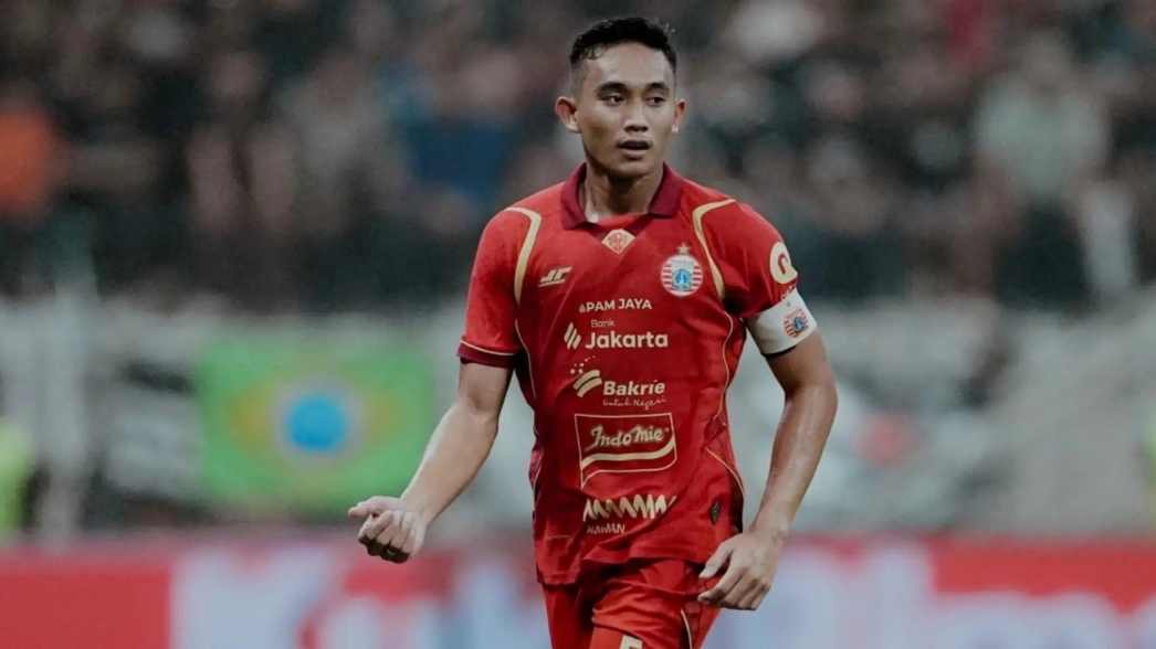 Bek Persija Jakarta sekaligus pemain Timnas Indonesia tengah berlaga dalam pertandingan Liga 1. Namanya masuk sorotan usai gol spektakulernya terpilih sebagai nominasi Pusk&aacute;s Award tahun ini.