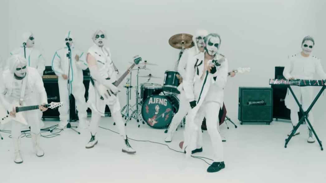 Para personel Kuburan Band tampil dengan kostum putih dan riasan ikonik mereka dalam video musik &ldquo;Ajeng&rdquo;, single terbaru yang dirilis untuk menandai 24 tahun perjalanan band tersebut.
