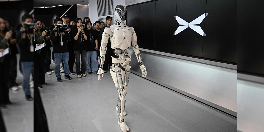 robot humanoid xpen terbaru, disebut sangat mirip dengan manusia sampai harus &ldquo;membedah&rdquo; bagian kaki robot untuk membuktikan kebenarannya