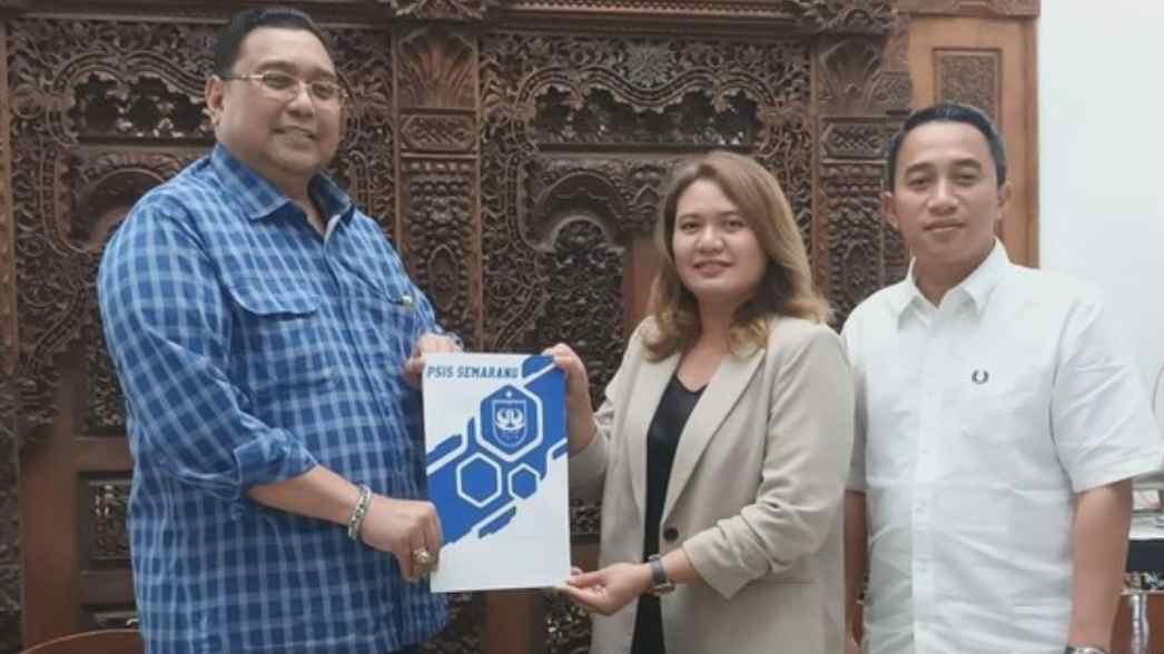 Momen penyerahan dokumen akuisisi PSIS Semarang oleh Datu Nova Fatmawati usai resmi mengambil alih mayoritas saham PT MJS.