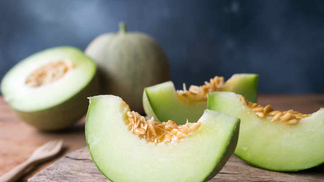 Buah melon yang penuh dengan khasiat alami. Memiliki kandungan air, vitamin, antioksidan yang bermanfaat untuk hidrasi, imunitas, kulit dan tubuh