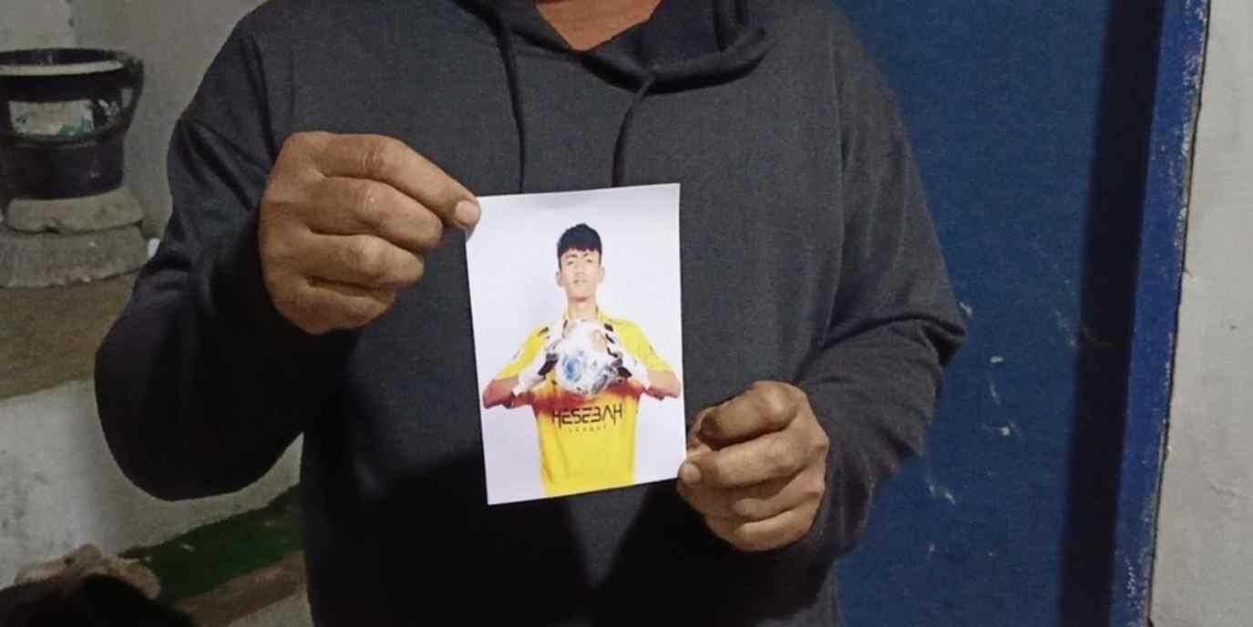 Salah satu keluarga memegang foto Rizki Nur Fadhilah menggambarkan upaya keluarga mencari korban yang jadi korban TPPO