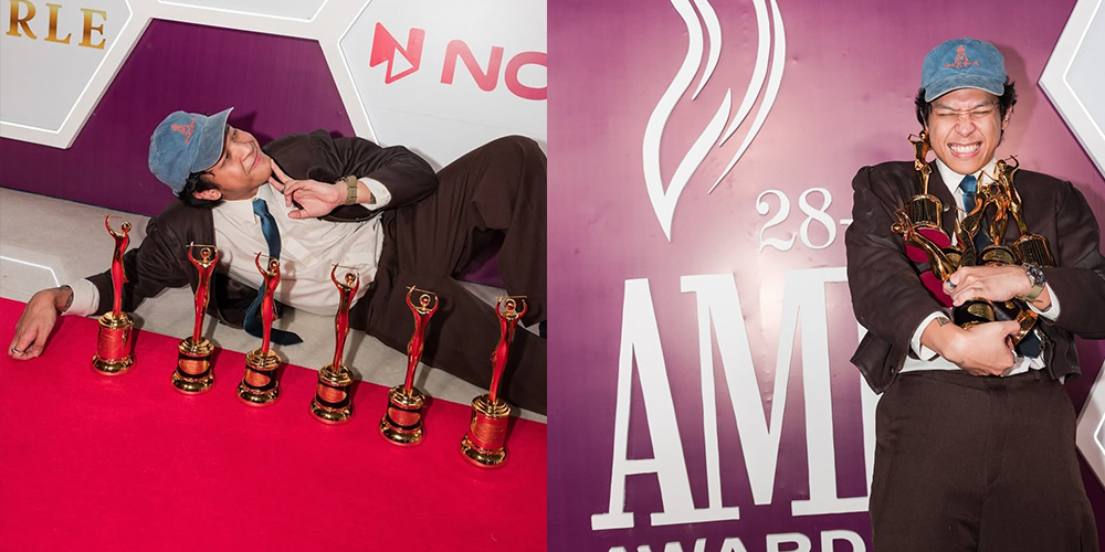 Baskara Putra berpose bangga dengan lima piala AMI Awards 2025 yang ia menangkan. Dalam momen penuh sukacita itu, ia tampak memeluk seluruh trofi sekaligus dan berbaring santai di karpet merah