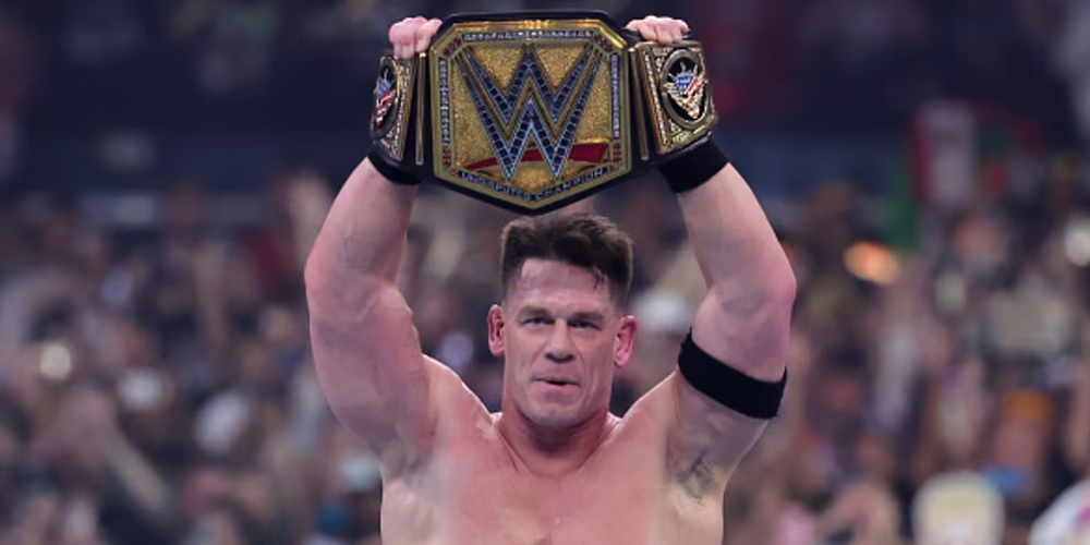 John Cena mengangkat tinggi sabuk juara WWE, simbol dominasi dan kejayaan sepanjang lebih dari dua dekade kariernya sebelum resmi mengakhiri kiprahnya di WWE RAW.