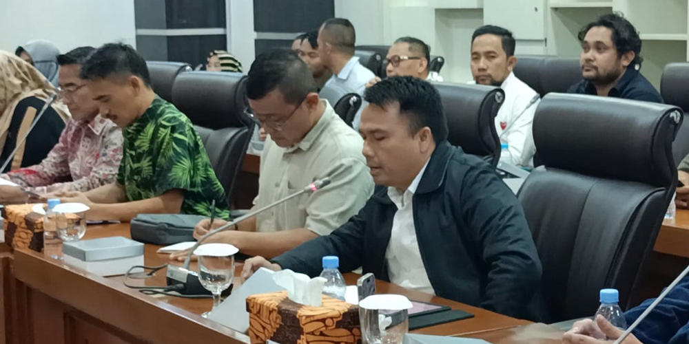Para pedagang thrifting saat menyampaikan aspirasi dalam audiensi bersama BAM DPR RI, meminta kejelasan nasib usaha mereka di tengah pengetatan aturan impor.