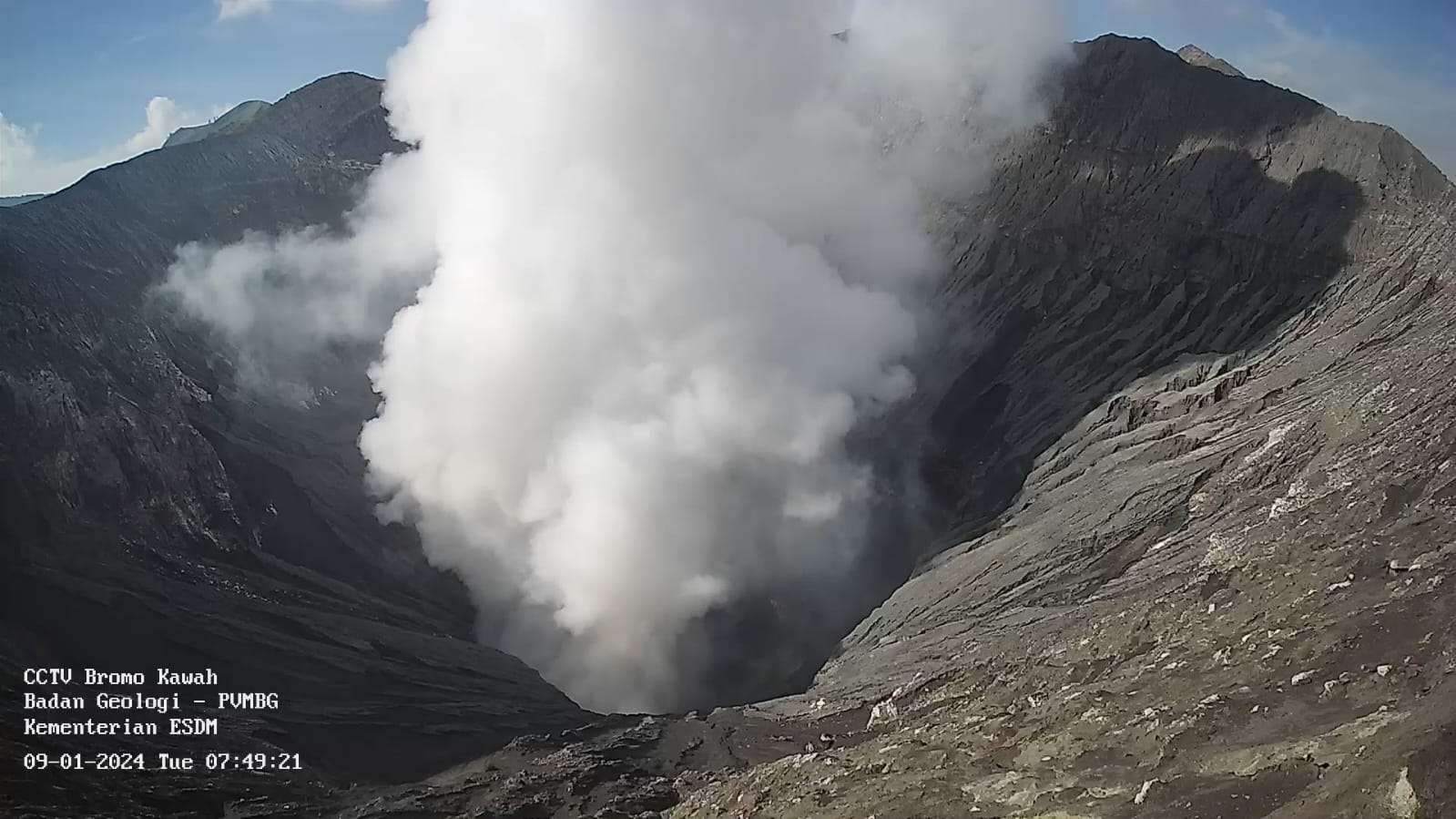 Pagi ini, Selasa (9/1/2024), asap putih tebal setinggi kurang lebih 700 meter terlihat keluar dari kawah Gunung Bromo