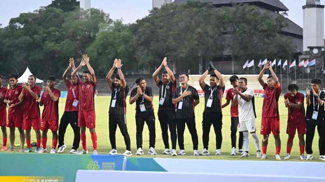 Skuad Timnas Sepak Bola CP Indonesia memberi salam penghormatan kepada suporter usai memastikan tiket ke IFCPF World Cup 2026.