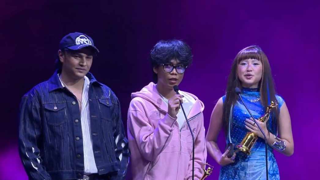 jemsi, Tenxi, Naykila saat menyampaikan ungkapan terima kasih saat meraih pengharggan AMI Awards 2025