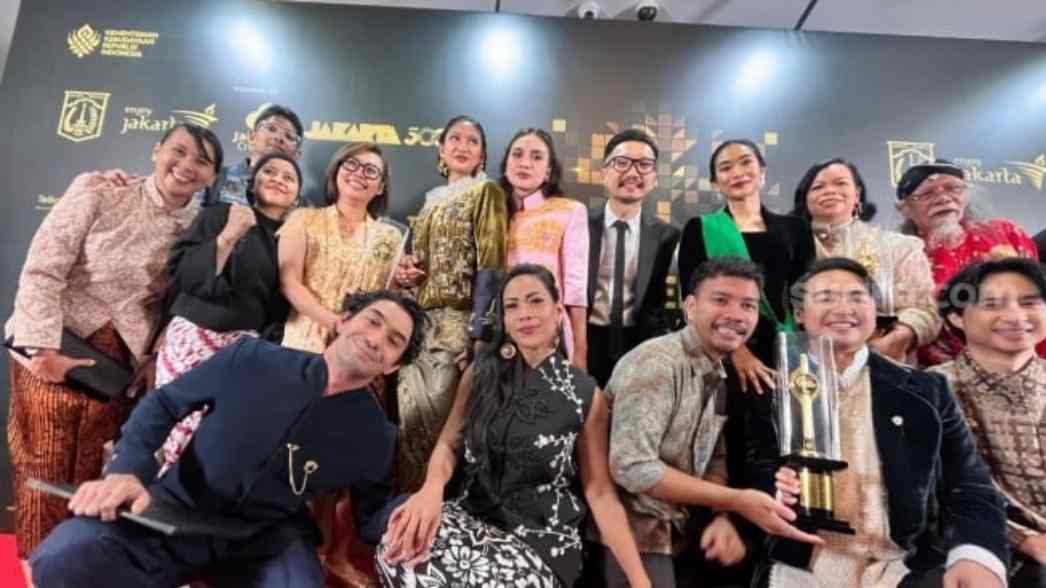 Para pemain dan kru film Pangku berpose bersama Piala Citra setelah dinobatkan sebagai Film Terbaik FFI 2025, menandai kemenangan besar yang disambut penuh haru oleh seluruh tim.