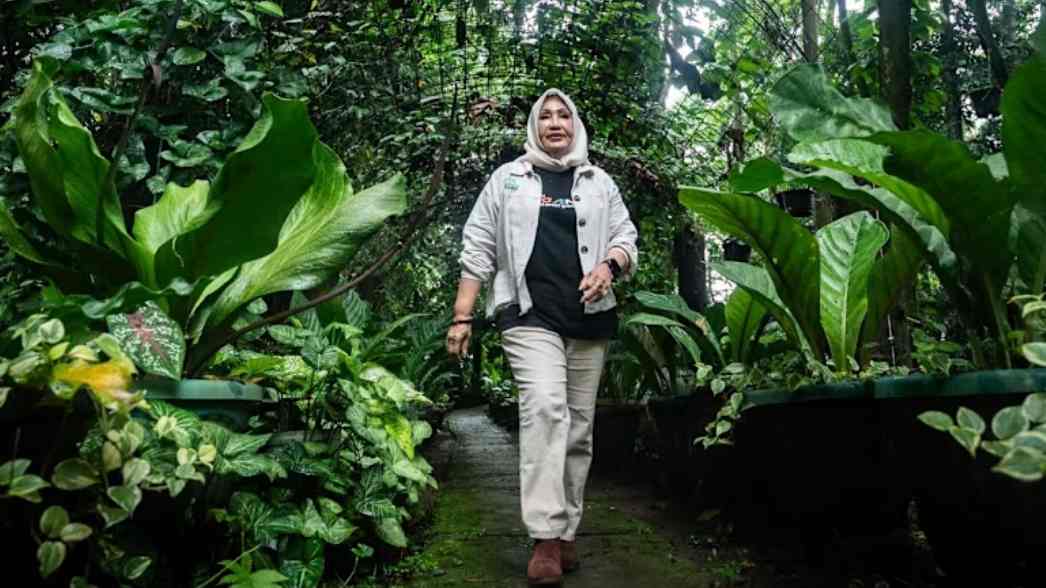 Rosita Istiawan, di tengah hutan organik seluas 30 hektar yang ia rawat di kawasan Megamendung, Bogor, Jawa Barat