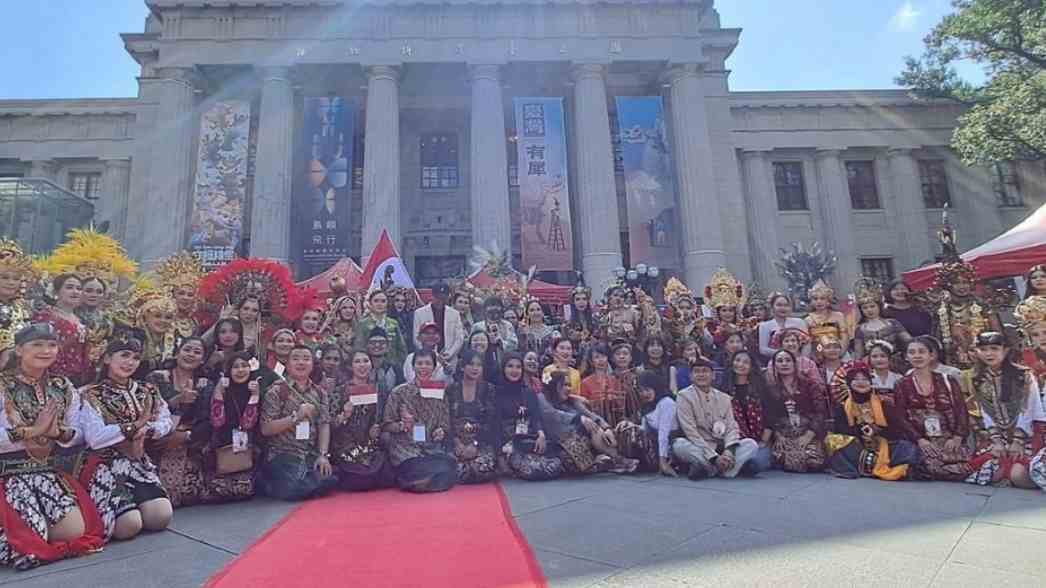 Peserta Formosa Warrior Culture Festival II di depan museum Taipei, menampilkan keberagaman kostum dan kekayaan budaya Indonesia yang dibawa oleh para pekerja migran dan komunitas  seni di Taiwan