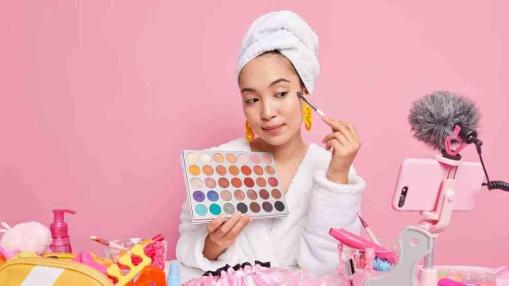 Seorang beauty enthusiast sedang membuat konten makeup, menunjukkan proses penggunaan eyeshadow untuk kebutuhan review dan affiliate beauty