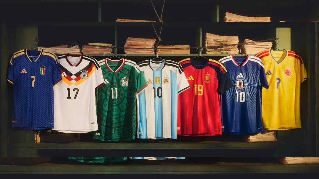 Deretan jersey timnas besutan Adidas untuk Piala Dunia 2026 dipamerkan dengan desain yang beragam, mulai dari gaya retro hingga pola modern yang mencuri perhatian para penggemar sepak bola.