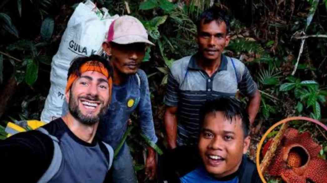 Para peneliti lokal bersama botanis asing berfoto di habitat Rafflesia hasseltii, menegaskan bahwa penemuan ini merupakan hasil kolaborasi, bukan kerja satu pihak.