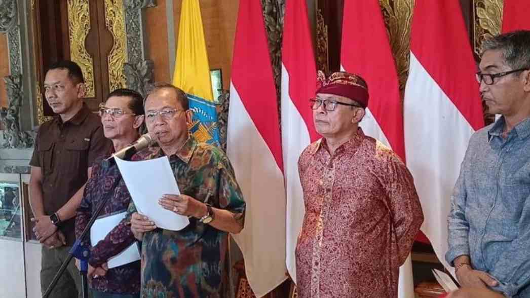 Gubernur Bali, I Wayan Koster, saat mengumumkan keputusan tegas terkait penghentian dan pembongkaran proyek lift kaca Pantai Kelingking dalam konferensi pers di Denpasar.