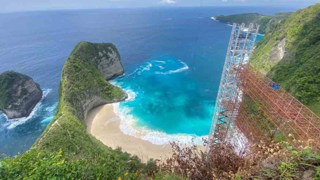 Struktur lift kaca di tebing Pantai Kelingking tampak mencolok dan mengganggu lanskap alam, sehingga menuai kritik luas sebelum akhirnya diperintahkan untuk dibongkar.