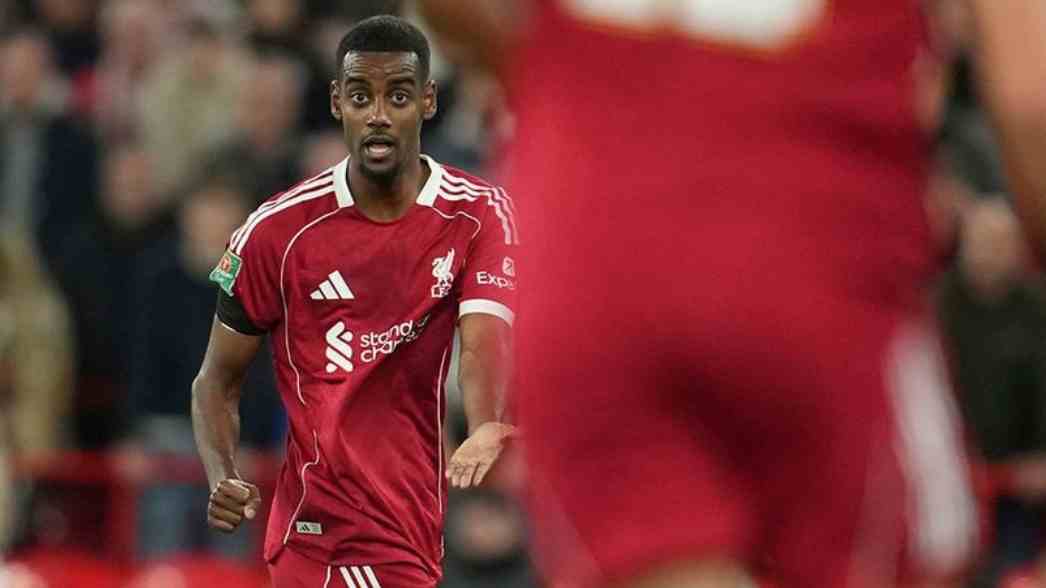 Alexander Isak tampak fokus saat membela Liverpool, menjadi sorotan utama di tengah masa adaptasinya yang penuh tekanan