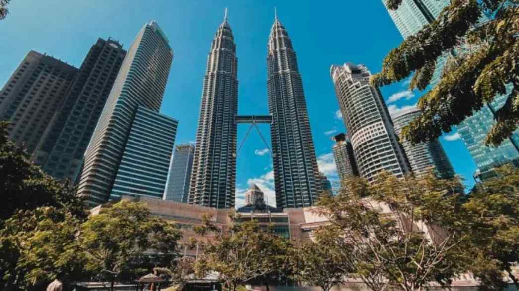 Petronas Twin Towers berdiri megah sebagai hasil kompetisi dan tekanan konstruksi ekstrem pada 1990-an&mdash;simbol ambisi Malaysia yang kini mendunia.