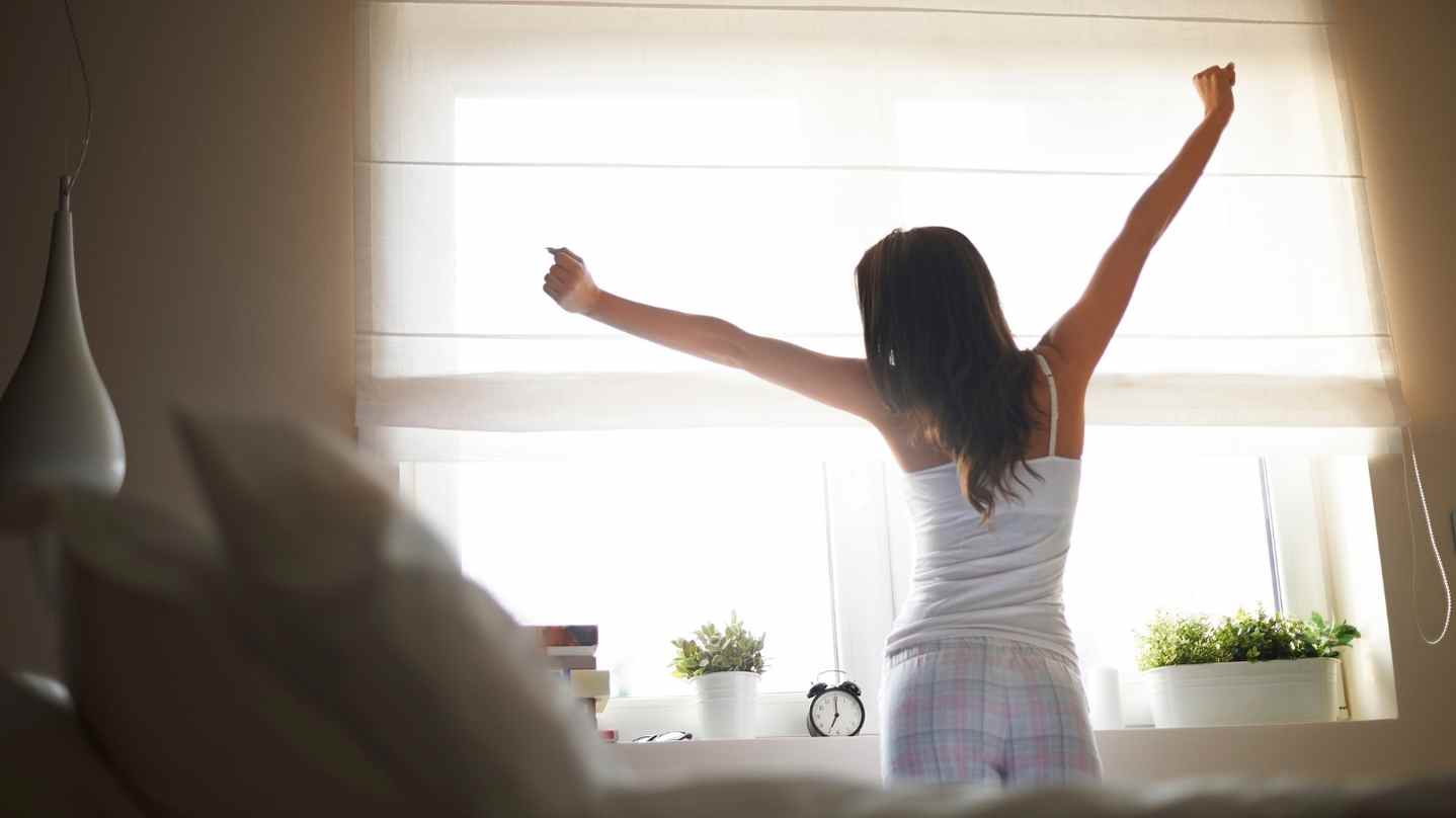 Bangun pagi dengan sinar matahari yang masuk ke kamar bukan hanya membuat mood lebih baik, tapi juga membantu tubuh memulai hari dengan lebih segar dan berenergi