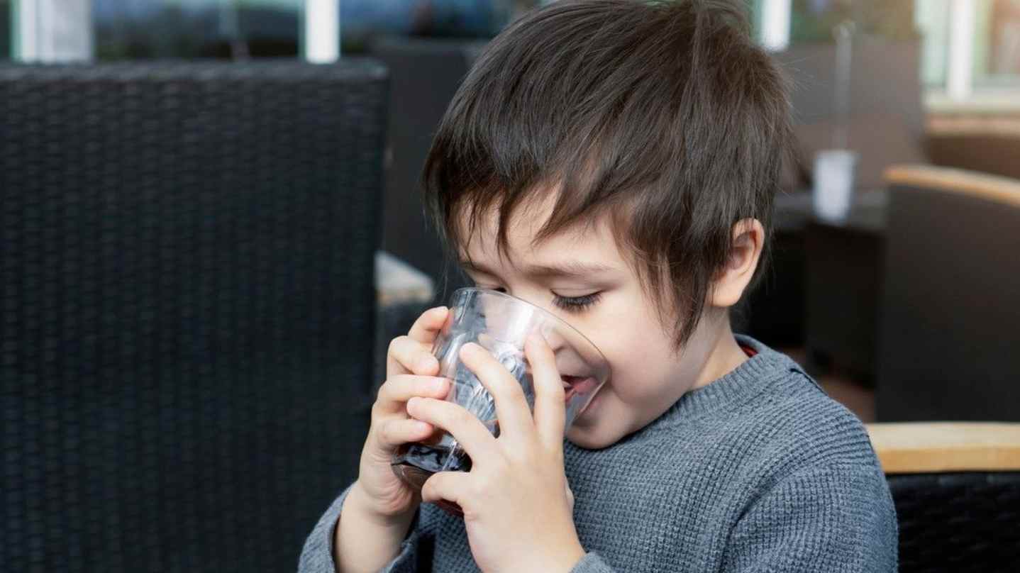 ilustrasi anak minum kopi,