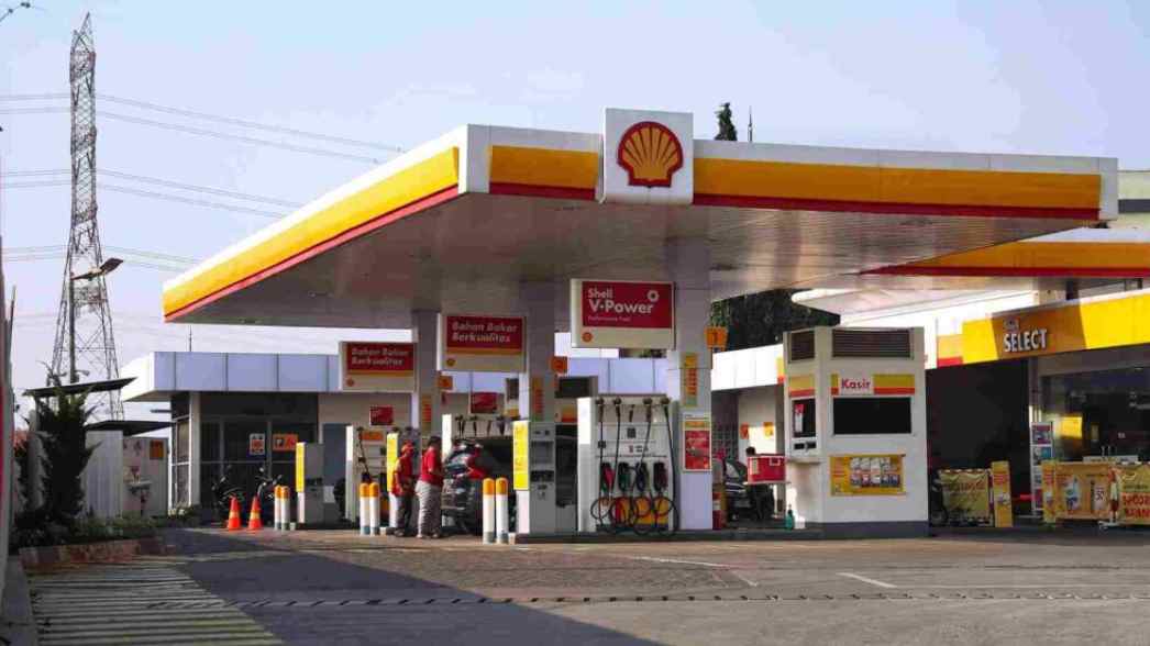 SPBU Shell melayani pengisian BBM di tengah kabar pemesanan 100.000 barel dari Pertamina.